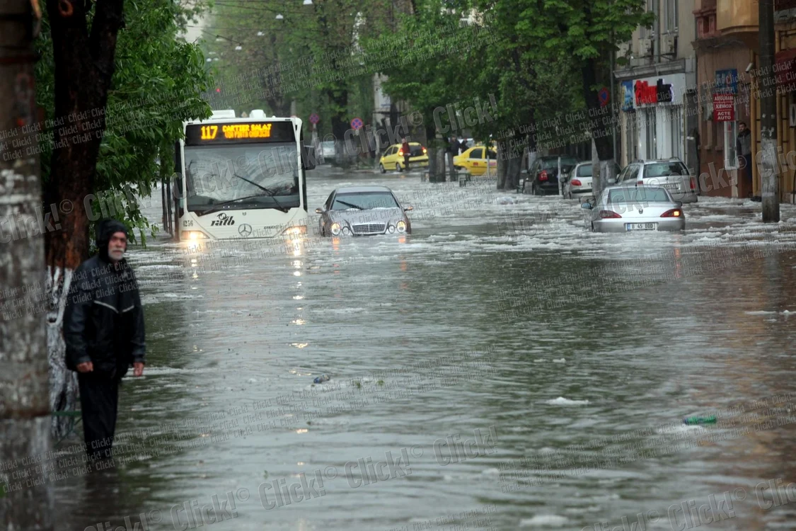 Bucureştiul inundat după furtuna de duminică, 4 mai. (Foto: Sever Gheorghe)