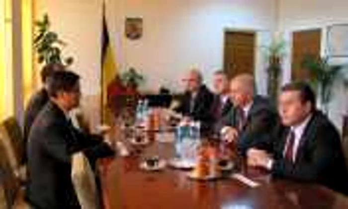 Întâlnirea din cabinetul prefectului
