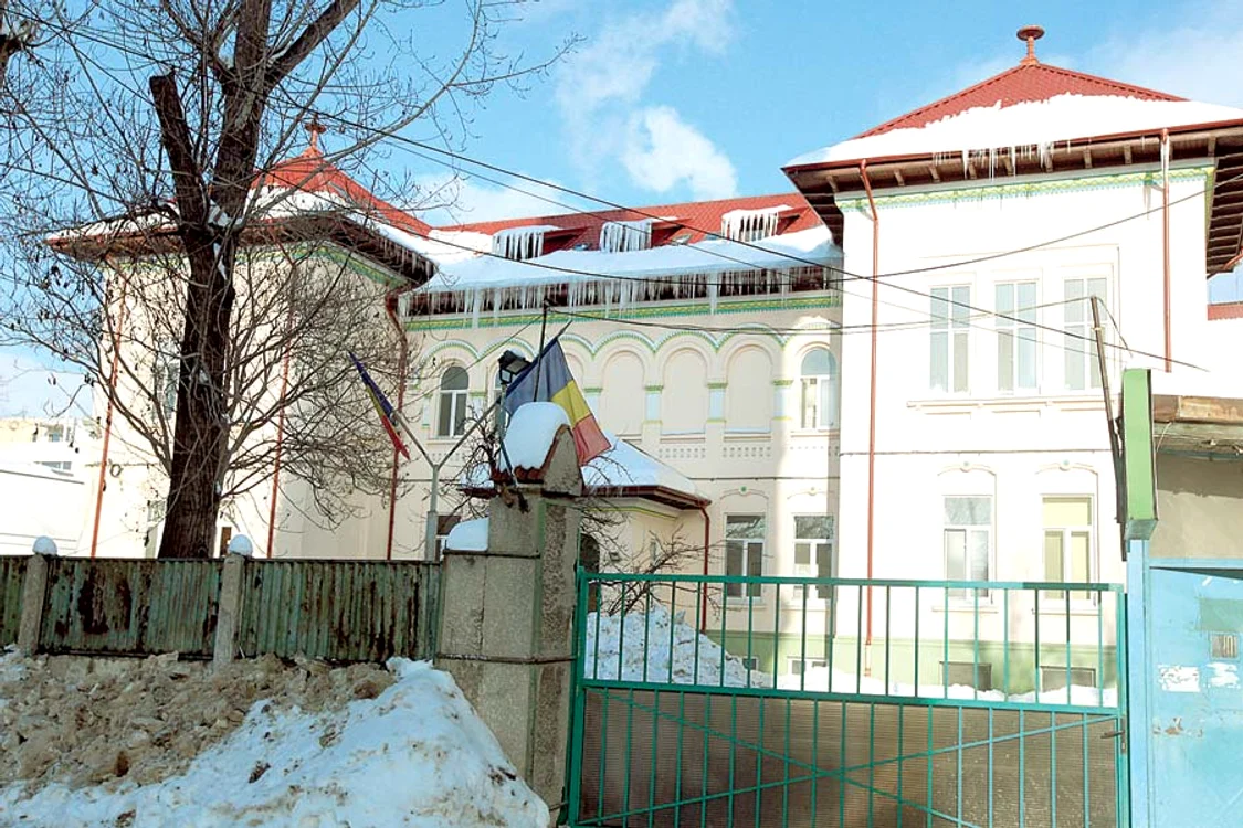 Ţurţurele de pe str. Avrig din Capitală poate cădea oricând   în capul vreunui trecător