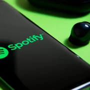 Smartphone casti aplicatie muzica Spotify FOTO Shutterstock