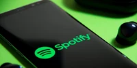 Smartphone casti aplicatie muzica Spotify FOTO Shutterstock