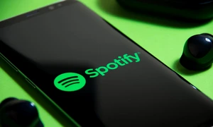 Smartphone casti aplicatie muzica Spotify FOTO Shutterstock