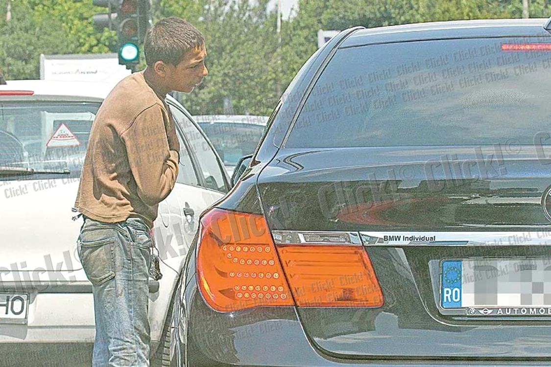 Încă patron la Rapid, omului  de afaceri nu i-a fost milă de un amărât, de care  a fugit în momentul în  care acesta l-a abordat (Foto: Cezar Preda)