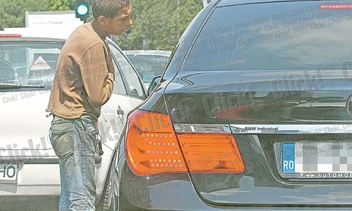 Încă patron la Rapid, omului  de afaceri nu i a fost milă de un amărât, de care  a fugit în momentul în  care acesta l a abordat (Foto: Cezar Preda) jpeg