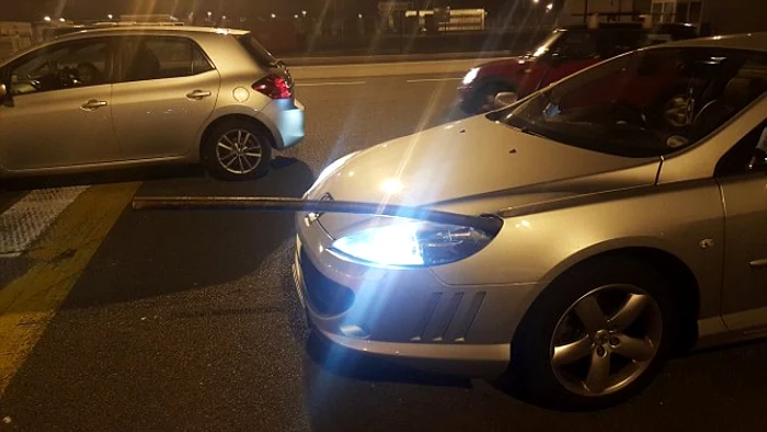 Stâlpul s-a înfipt în partea stângă a autoturismului