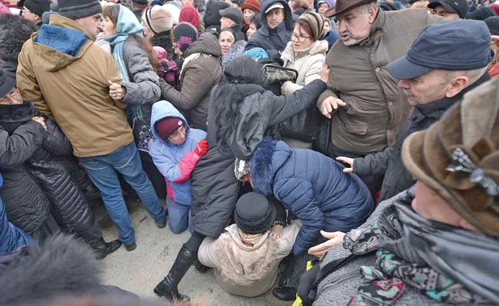 
    Credincioşii s-au înghesuit să intre în Catedrală în momentul  în care s-au deschis porţileFoto: Mediafax  