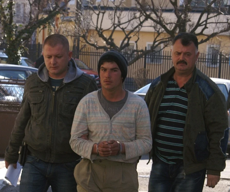 Tânărul a fost reţinut de poliţişti