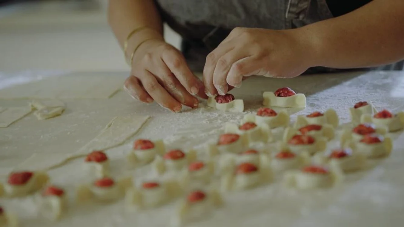 Pîinea noastră/ Breaking Bread (r. Beth Elise Hawk)