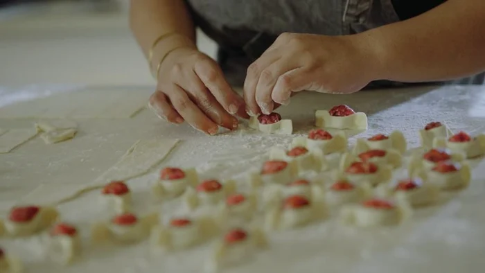 Pîinea noastră/ Breaking Bread (r. Beth Elise Hawk)