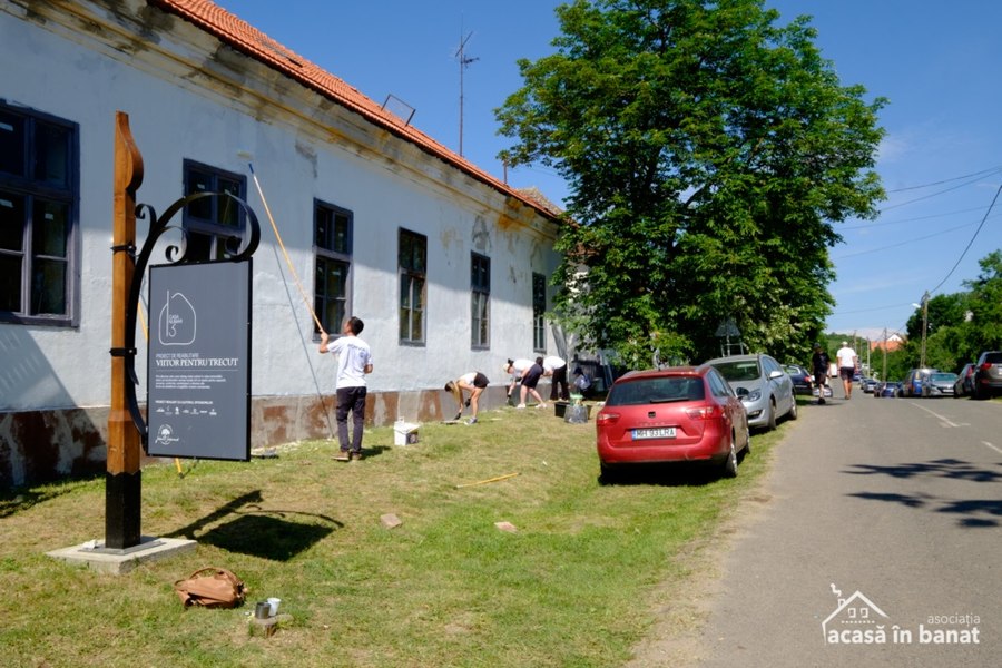Peste 500 de voluntari, din țară și străinătate au zugrăvit casele din satul de poveste Altringen FOTO