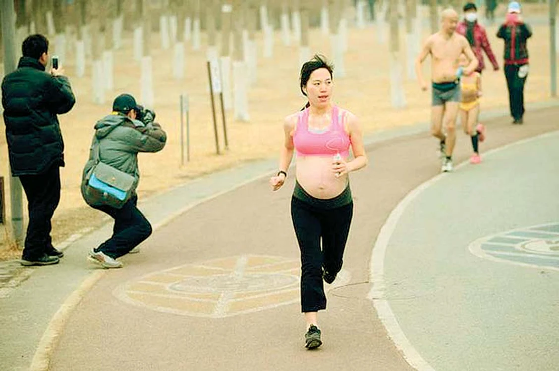 
    Xu Yunyun  (28 de ani)  a alergat  aproape 20 km  