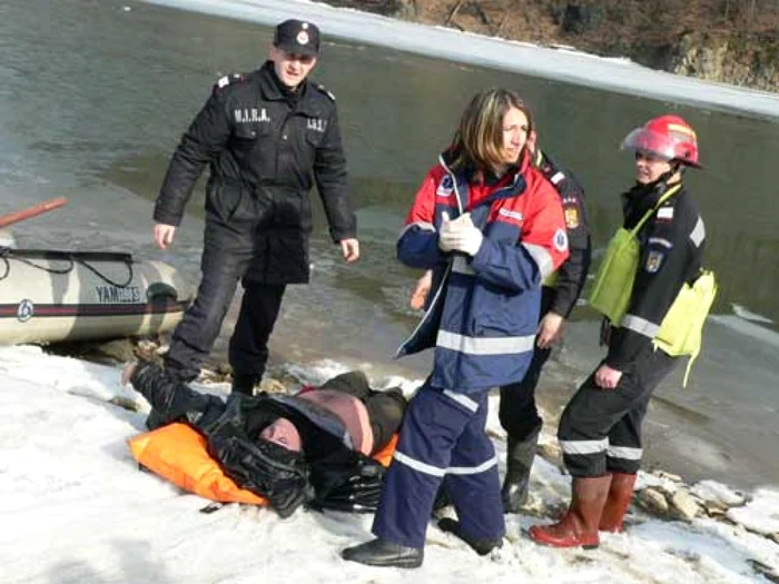 Pompierii caută de câteva zile trupul unui tânăr înecat în canalul de fugă al Bistriţei