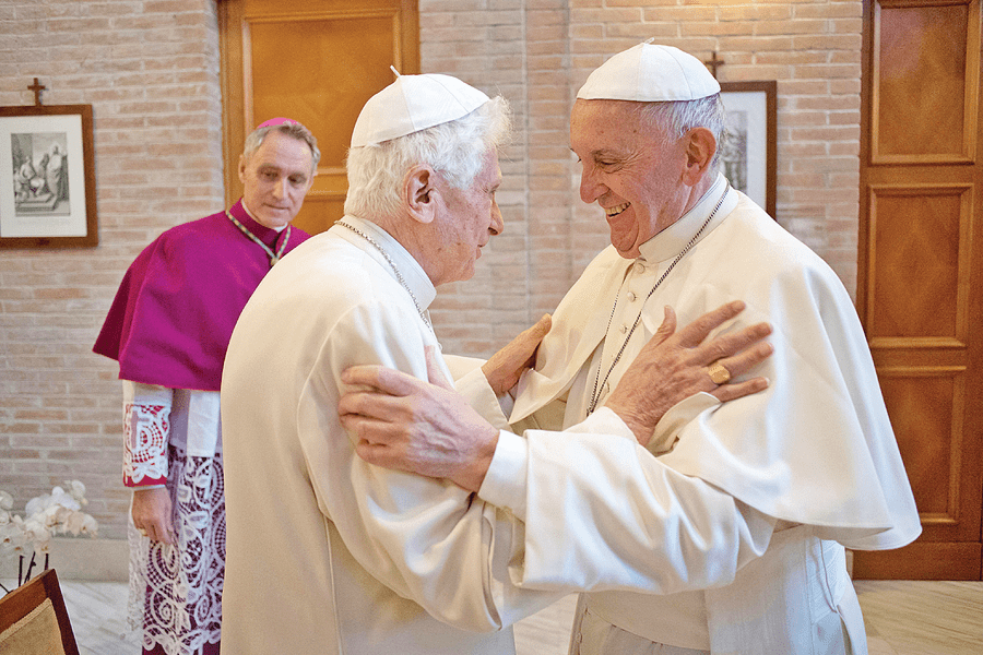 Complotul Vaticanului pentru a-l forța pe Papa Francisc să demisioneze