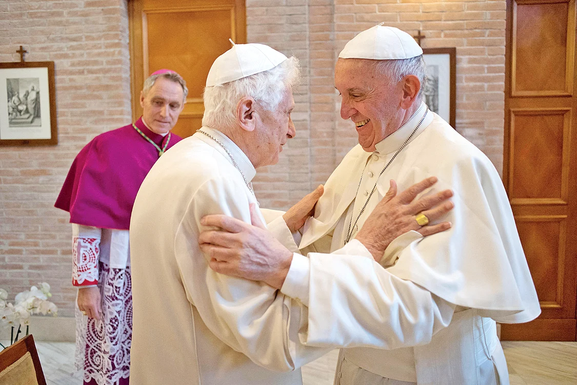 A rămas în relaţii bune cu  Papa Francisc, cel care  a fost ales după abdicarea sa