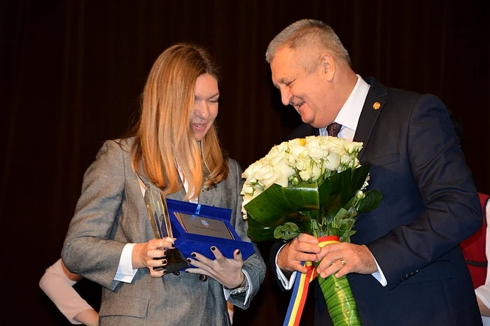 Simona Halep a primit o diplomă și un trofeu în municipiul CălărașiFoto: Facebook / Primăria Municipiului Călărași