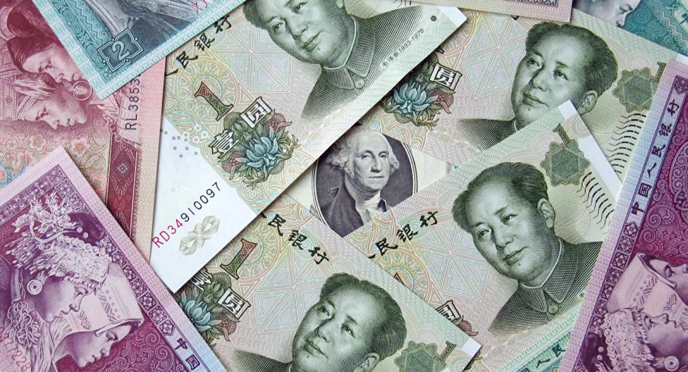 Foarte multe bancnote de yuani pe o masă
