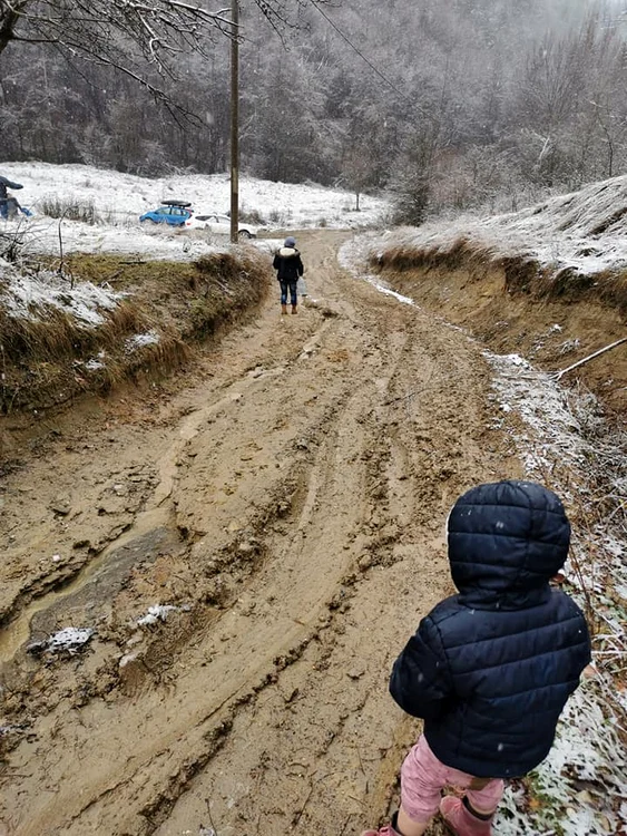 Aşa arată drumurile  de coşmar din  satul Tulei – Câmpeni 