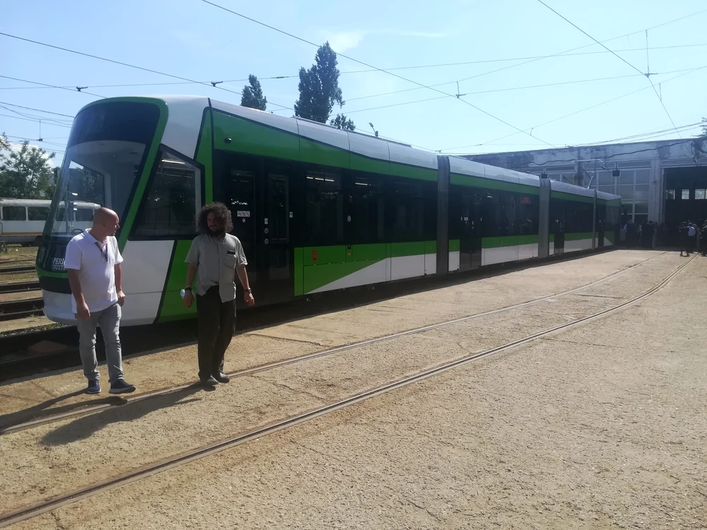 Tramvaiul de 2 milioane de euro care va circula pe străzile Capitalei este supranumit ”Omida”
