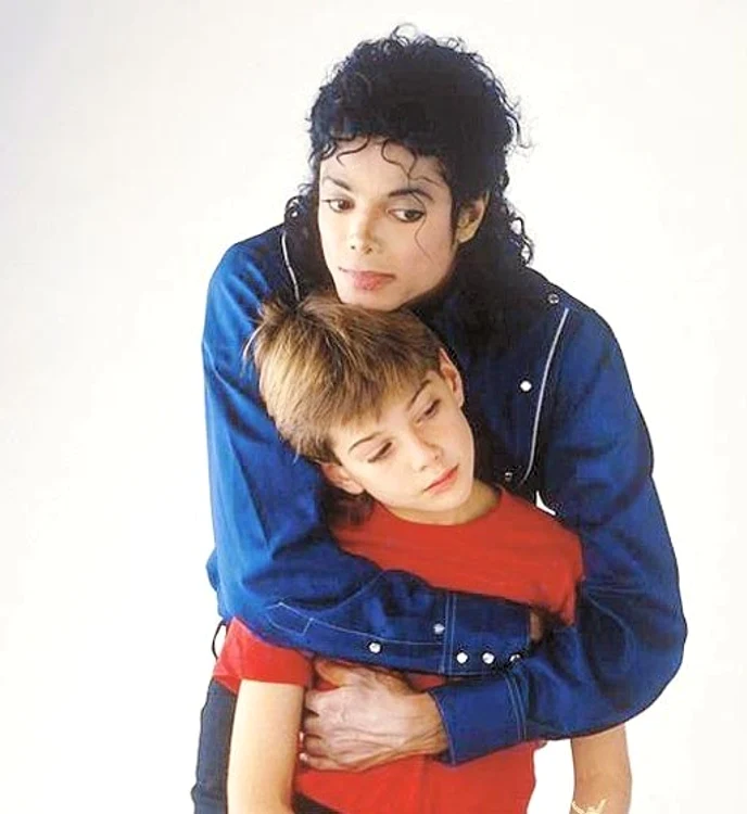 
    Michael Jackson l-a molestat pe James Safechuck începând cu vârsta de opt ani, de peste 100 de orifoto: churero.blogspot.com  