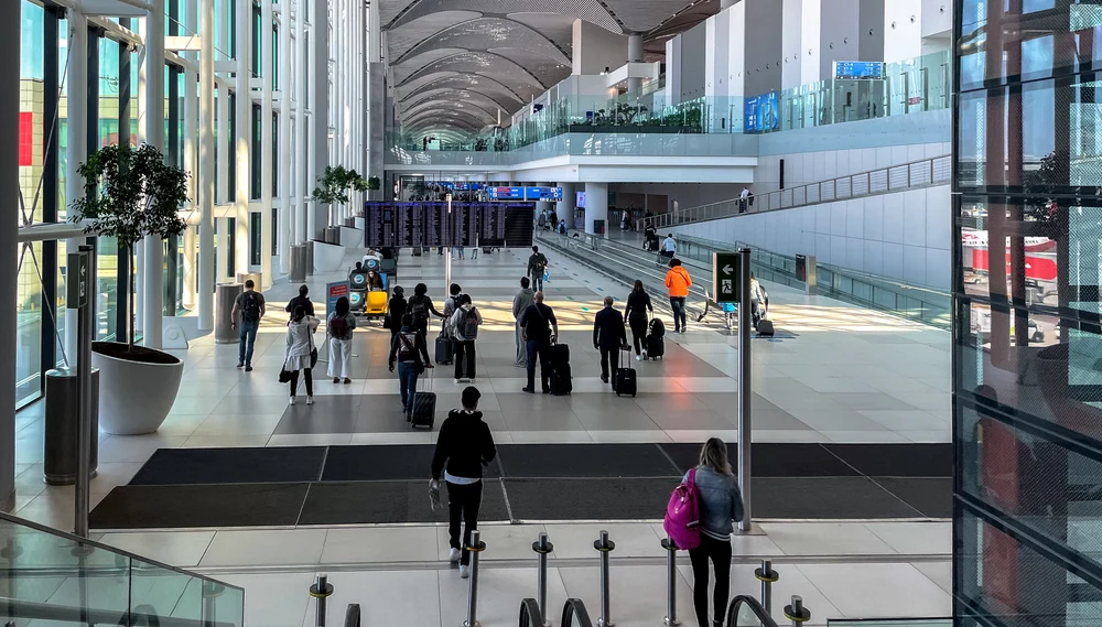 Oameni în aerport