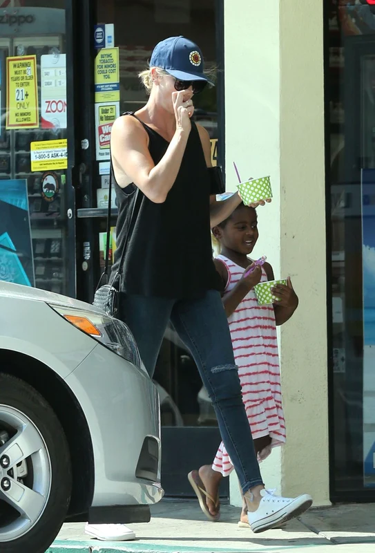 Exclusive    Charlize Theron And Family Enjoy Lunch And Ice Cream In West Hollywood jpeg