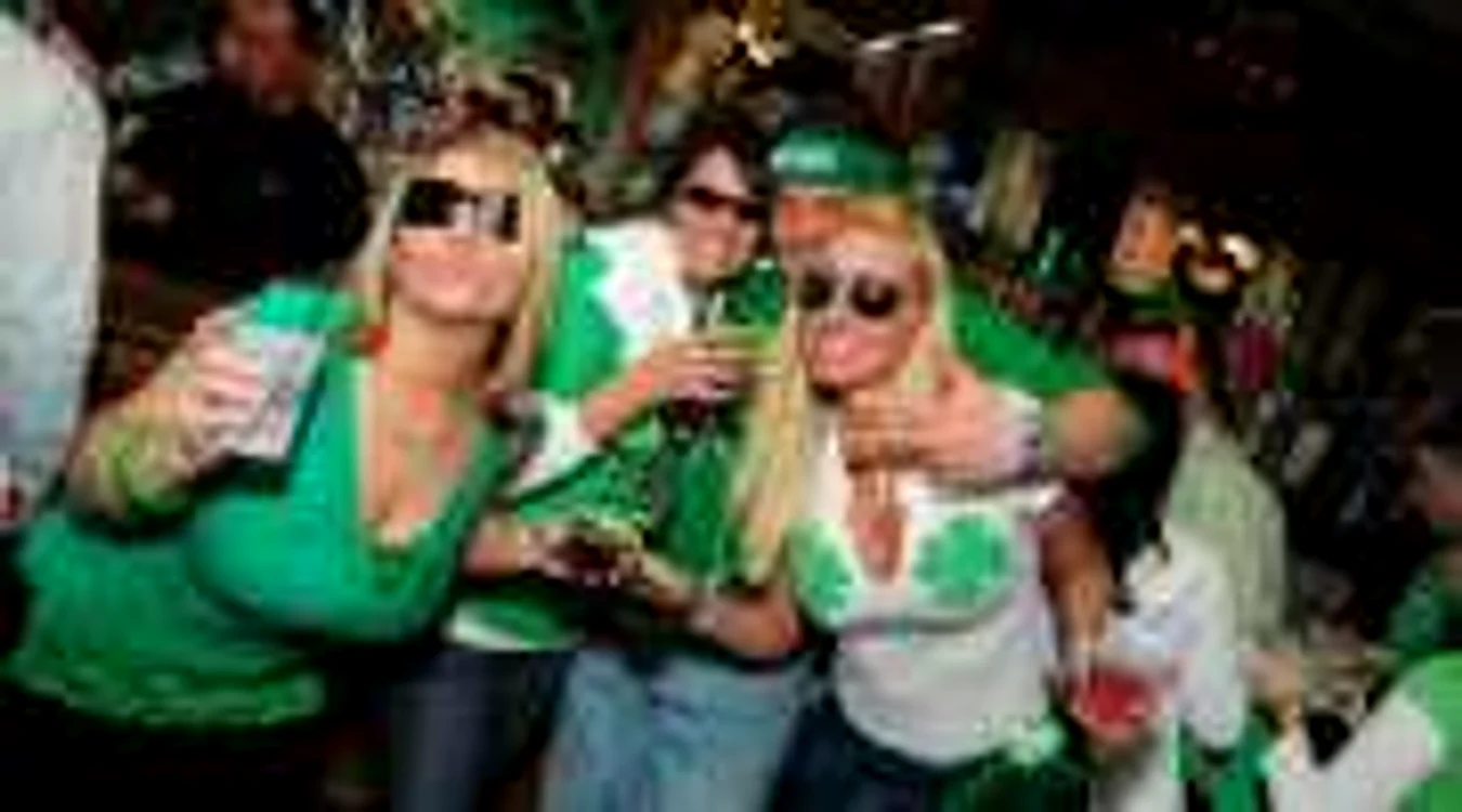 Sâmbătă seara se anunţă o distracţie de zile mari în Back Door Pub