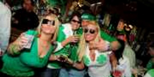 Sâmbătă seara se anunţă o distracţie de zile mari în Back Door Pub