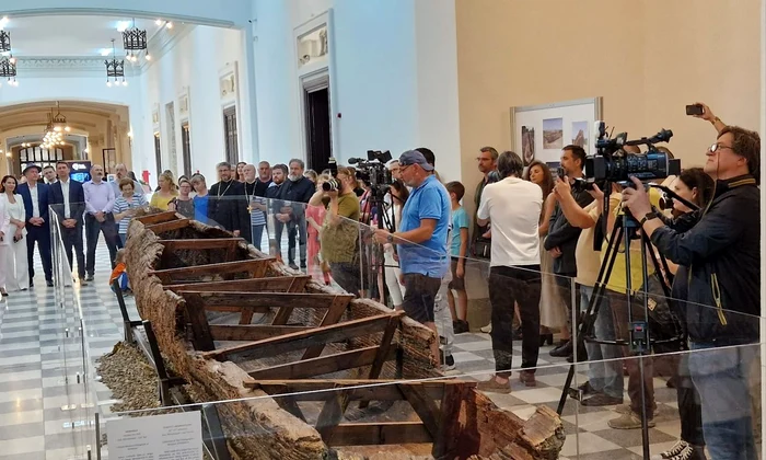 O monoxilă veche de aproximativ 500 de ani, expusă la Palatul Culturii din Iași (© Complexul Muzeal Național „Moldova”)