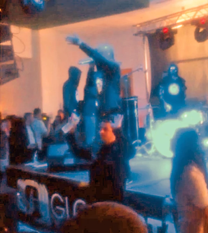 Momentul în care pompierul îl avertizează pe solistul Andrei Ţăruş