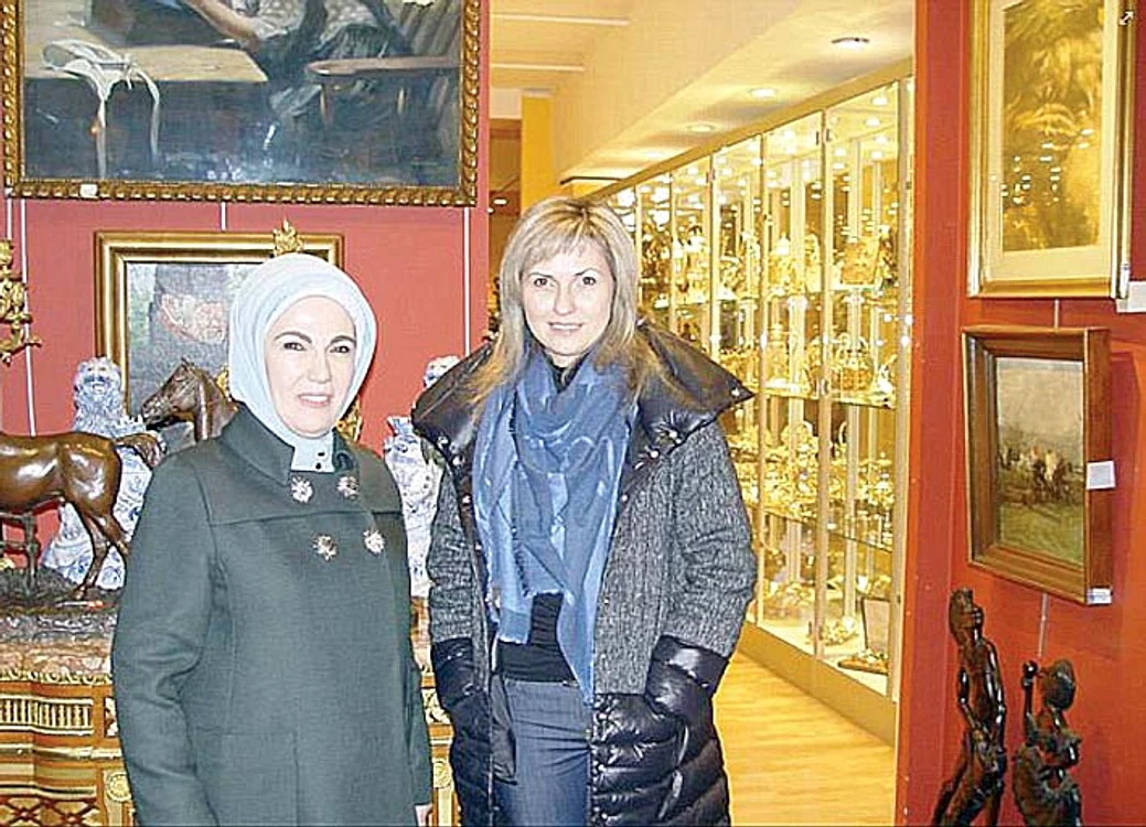 Emine Erdogan (stânga), cheltuieşte sume uriaşe pe antichităţi