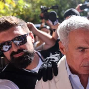 Călin Georgescu este însoțit de ofițeri de poliție la sediul DIICOT pentru audiere, în București. FOTO Inquam Photos / George Călin