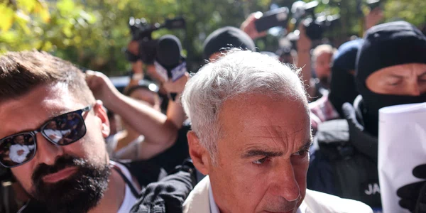 Călin Georgescu este însoțit de ofițeri de poliție la sediul DIICOT pentru audiere, în București. FOTO Inquam Photos / George Călin
