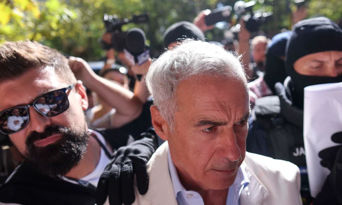 Călin Georgescu este însoțit de ofițeri de poliție la sediul DIICOT pentru audiere, în București. FOTO Inquam Photos / George Călin