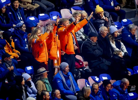 Prințesa Catharina Amalia, Regina Maxima și Regele Willem Alexander pe San Siro la Ceremonia de deschidere a JO de la Milano. FOTO: Casa Regală olandeză
