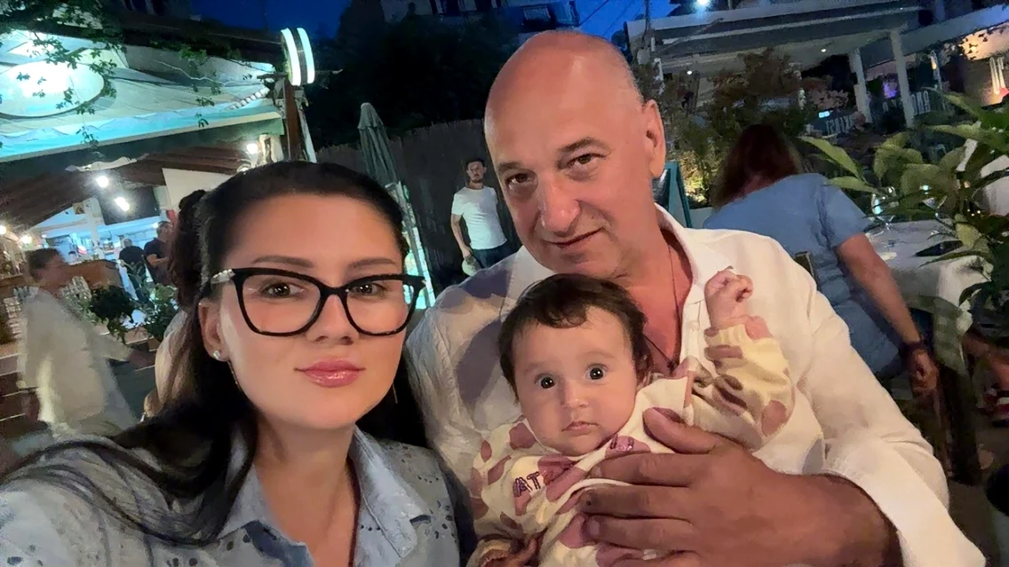Cristian Caloeanu de la trupa „Haiducii lui 7 Cai” a plecat cu fetița de patru luni în Thassos, cu rulota foto: arhiva personală 