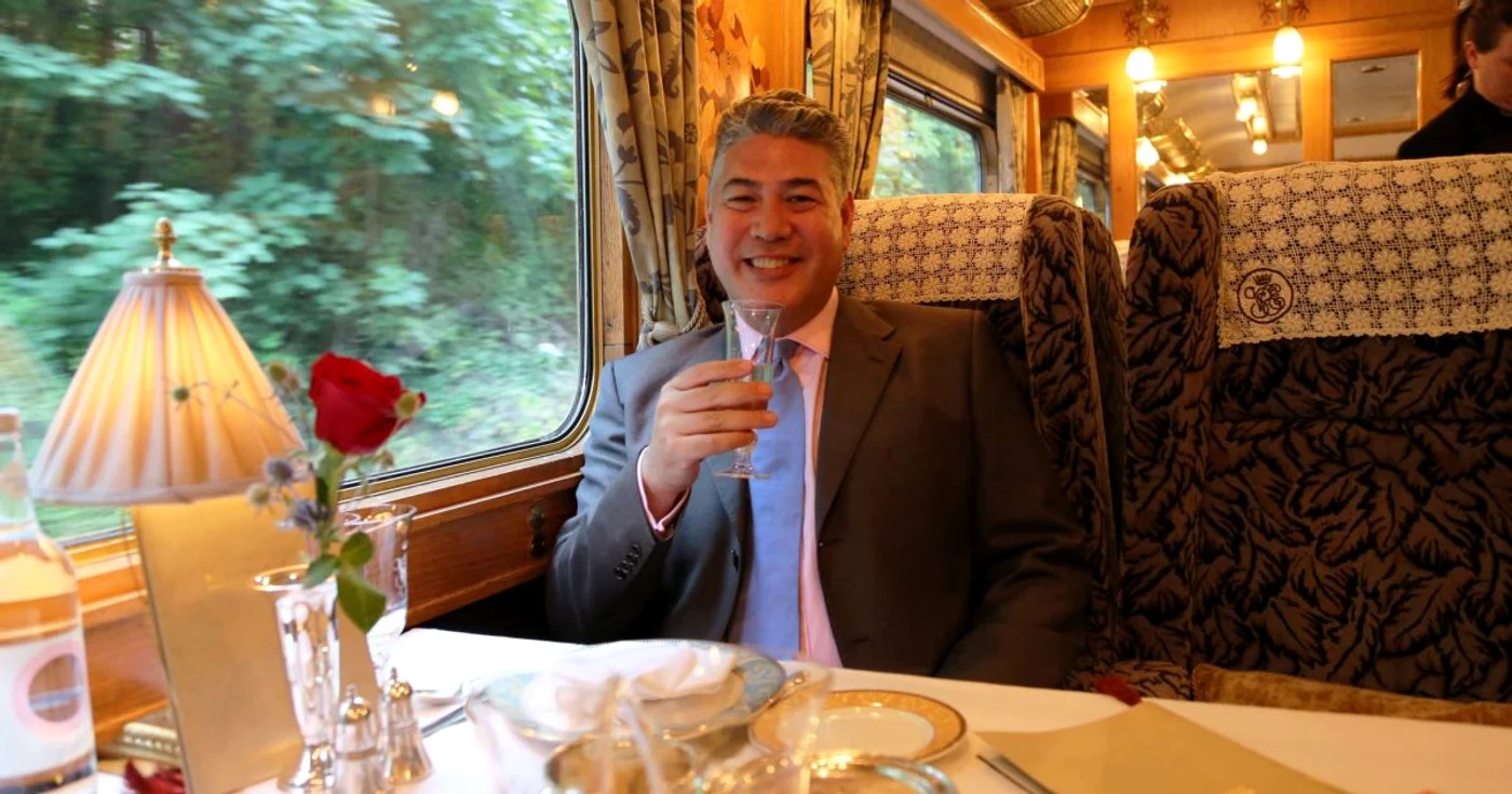 Prezentatorul Jonathan Phang recreează drumul celebrei scriitoare Agatha Christie într-o călătorie care a inspirat una dintre cele mai cunoscute cărţi ale sale - „Crima din Orient Express“ FOTO Facebook
