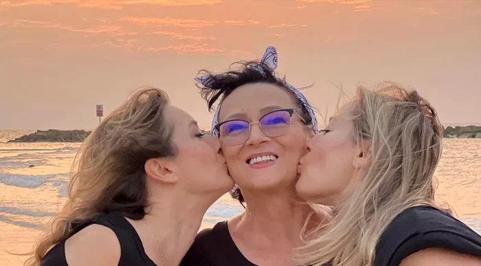 Ligia Cosoi alături de cele două fiice ale sale - Foto: social media 