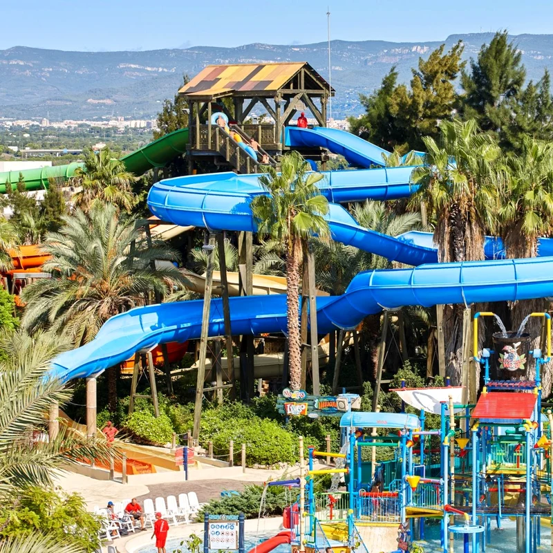 Parcul Acvatic Caribe este un parc acvatic sezonier și include piscine și tobogane (Facebook)