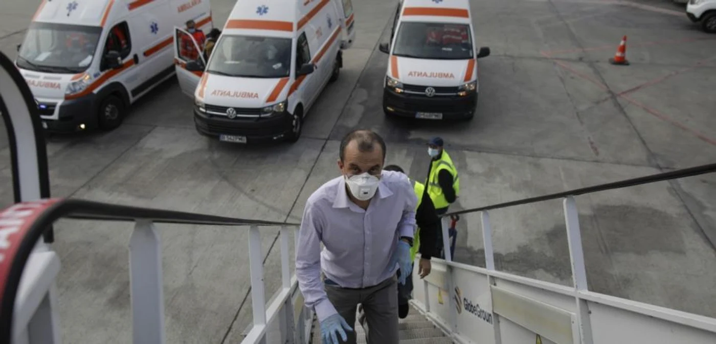 Neonatologul Cătălin Cîrstoveanu transportă anual în străinătate nou-născuţii care nu pot fi trataţi în România Sursă foto: Inquam Photos/ Octav Ganea
