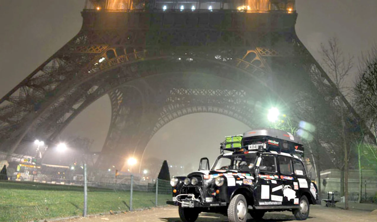 Sub Turnul Eiffel