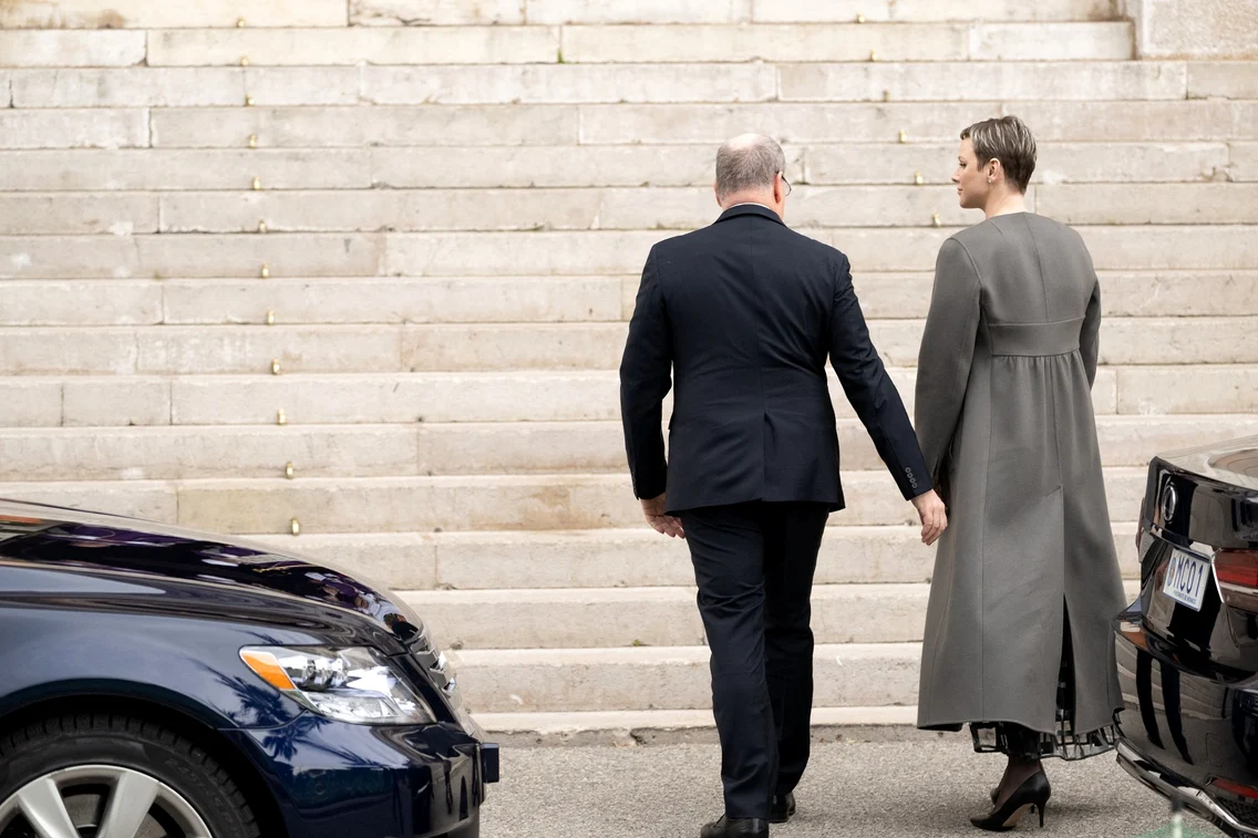 Charlene și Albert de Monaco au interacționat succint la comemorarea Prințului Rainier