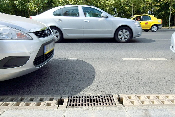 Aşa arată singura scurgere care a rămas acoperită cu grilajul din fontă