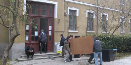 În această dimineaţă, muncitorii cărau mobilierul din Ambulatoriul Spitalului Nr. 2. Foto: G.P.