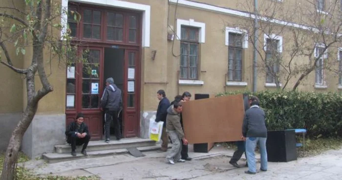 În această dimineaţă, muncitorii cărau mobilierul din Ambulatoriul Spitalului Nr. 2. Foto: G.P. 