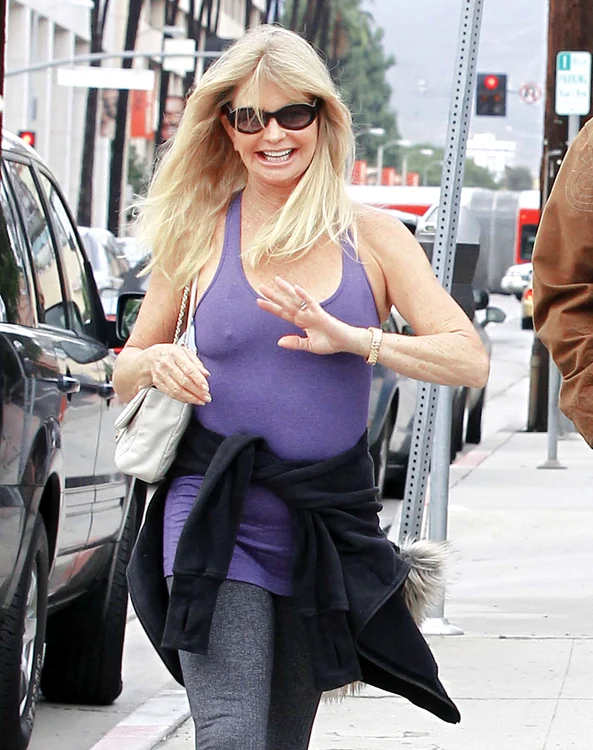 
    Deşi afară era frig,  actriţa care a jucat  în “Pasărea pe sârmă”  a purtat doar un maiou  sub care i se vedeau  bine sfârcurile (Fotografii: Hepta)  