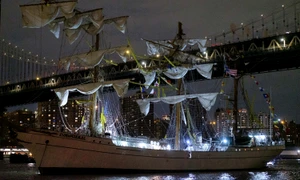 Nava mexicană Cuauhtémoc s a lovit de podul Brooklyn FOTO  Profimedia jpg