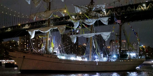 Nava mexicană Cuauhtémoc s a lovit de podul Brooklyn FOTO  Profimedia jpg