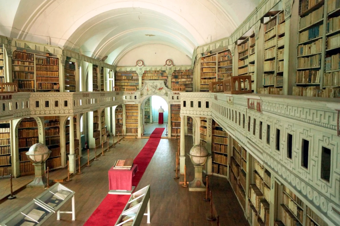 Aula Magna a Bibliotecii Batthyaneum din Alba Iulia/Sursa fotografiilor https://batthyaneumblog.wordpress.com