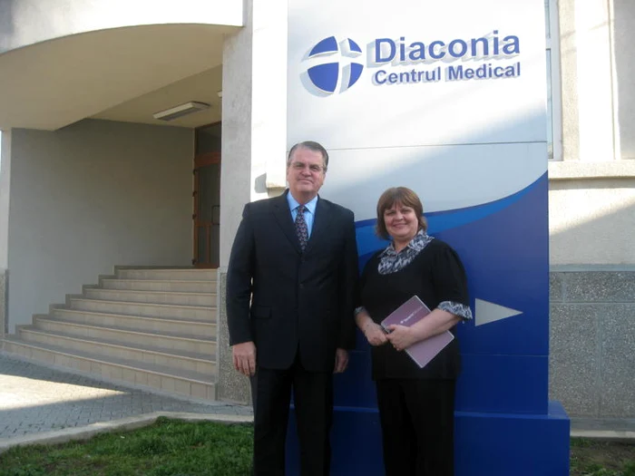 Gene Duckro şi Dora Ciucă, managerul clinicii