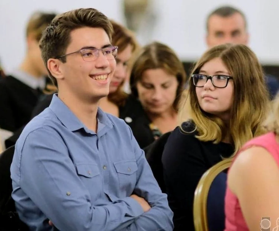 Teodor Roncea, liceanul care a pus bazele aplicaţiei ce te ajută să te întorci în timp FOTO Arhiva personală